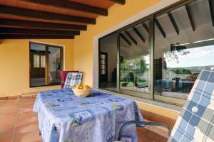 a table with chairs and a bowl of fruit on it at Finca Los Pajaros in San Pablo