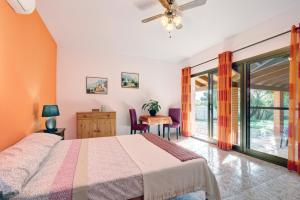 a bedroom with a bed and a table at Finca Los Pajaros in San Pablo
