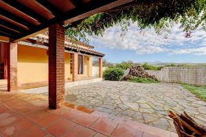 an external view of a house with a stone patio at Finca Los Pajaros in San Pablo