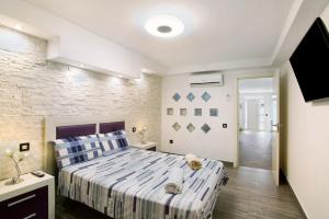 a bedroom with a large bed and a brick wall at Apartamento La Burrita in San Agustin +14 photos