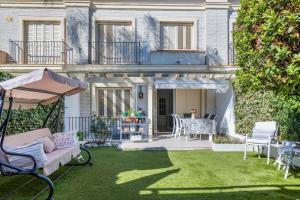 a backyard with green grass and a house at Host Dalies in Premia de Dalt