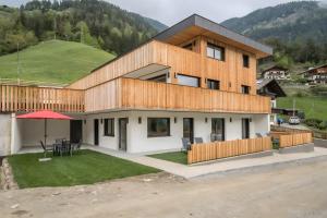 a house with a green hill in the background at Die entspannende Eiche in San Pancrazio dʼUltimo