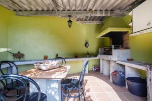 a kitchen with a table and chairs and a stove at Casa Nueva de Bueu in Bueu