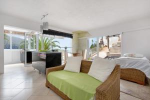 a bedroom with a bed and a couch in a room at Piso Loft tropical Doa in San Marcos