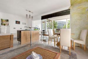 a kitchen and living room with a table and chairs at Piso Loft tropical Doa in San Marcos