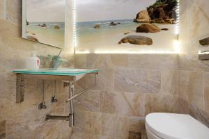 a bathroom with a sink and a toilet at Piso Loft tropical Doa in San Marcos