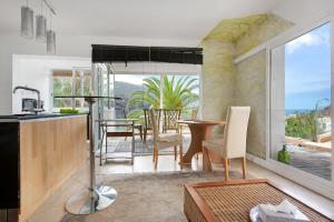 a kitchen and dining room with a view of the ocean at Piso Loft tropical Doa in San Marcos +21 photos