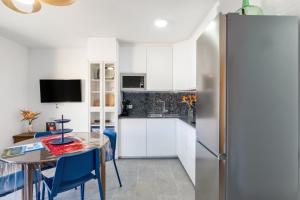 a kitchen and dining room with a table and a refrigerator at Salitre Tea in Los Cancajos