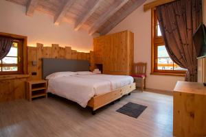 a bedroom with a large bed with wooden cabinets at Chalet Galli Trilocale in Livigno