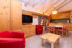 a living room with a table and a dining room at Chalet Galli Trilocale in Livigno