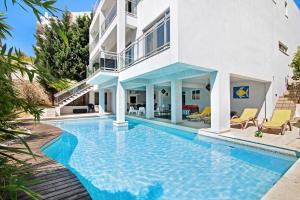 an image of a house with a swimming pool at Villa Rosana in Albufeira