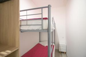a bunk bed in a small room with a red rug at Superbe Appart Neuf Climatisé in Albitreccia