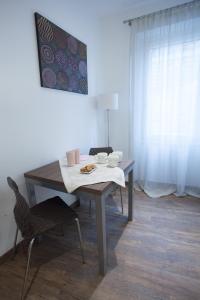 una mesa y una silla en una habitación en Magnifica Luxury Suites, en Asís