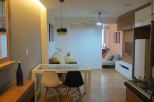 cocina con mesa y 2 sillas en una habitación en Loft Felipe De Oliveira, en Río de Janeiro
