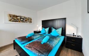a bedroom with two beds with blue pillows at Domicilio Azzurro in Lindau