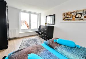 a bedroom with a bed and a dresser and a window at Domicilio Azzurro in Lindau