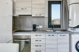 a kitchen with a sink and a window at Giuliano Superior 1 para 4 personas in Empuriabrava +16 photos