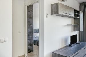a home office with a desk and a television at Giuliano Superior 1 para 4 personas in Empuriabrava
