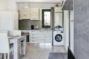 a kitchen with white cabinets and a dishwasher at Giuliano Superior 1 para 4 personas in Empuriabrava