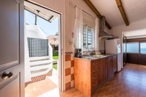 a kitchen with a sink and a refrigerator at Apartamento a pie de playa in Benajarafe