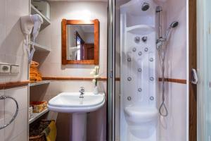 a bathroom with a sink and a shower and a toilet at Apartamento a pie de playa in Benajarafe