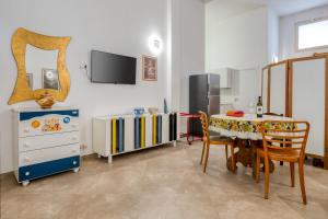 ein Esszimmer mit einem Tisch und einem Fernseher in der Unterkunft Monolocale Volta in Nardò