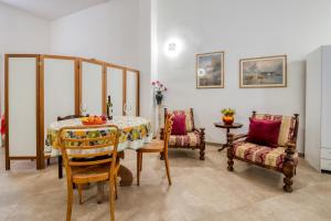 ein Esszimmer mit einem Tisch und zwei Stühlen in der Unterkunft Monolocale Volta in Nardò