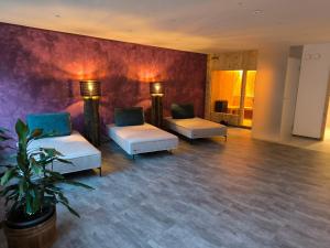 a living room with two chairs and a couch at Die entspannende Eiche in San Pancrazio dʼUltimo