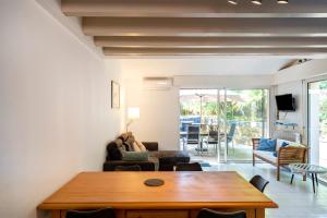 a living room with a couch and a table at Maison Chaleureuse Avec Terrasse in Capbreton