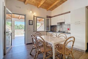 a kitchen with a dining room table and chairs at La Mignola - Casa Vacanze in Vieste