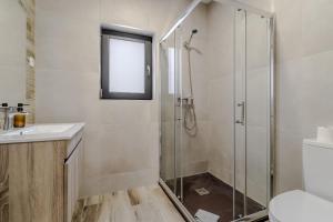 a bathroom with a shower and a toilet and a sink at Casa Vilarinha Gerês in Bouro