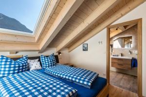 two beds in a small room with a window at Ferienwohnung Susi im Neubau in Farchant