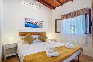 a bedroom with a bed with two towels on it at La Mignola - Casa Vacanze in Vieste