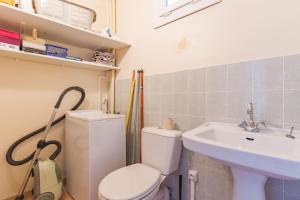 a bathroom with a toilet and a sink at L'amourié, Rdc, Gîte 4 Personnes in Sainte-Croix-de-Verdon +12 photos