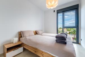 a bedroom with a bed and a window at Apartamento Verano in Orihuela +18 photos
