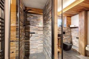 a bathroom with a brick wall and a toilet at Wanderer Lodge am Breitenstein in Bissingen an der Teck +19 photos