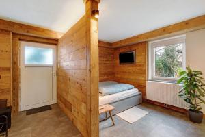 a room with a wooden wall with a bench and a window at Wanderer Lodge am Breitenstein in Bissingen an der Teck