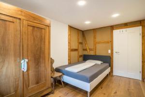 a small bedroom with a bed and a closet at Dalblick in Oberharmersbach