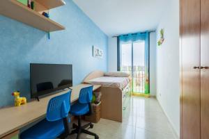a room with a bed and a desk with a computer at Cubelles mar in Cubelles +12 photos