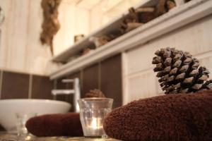 a table with two pine cones on top of it at La Cabane de Bébert - Marie en Lys in Cap-Ferret +12 photos