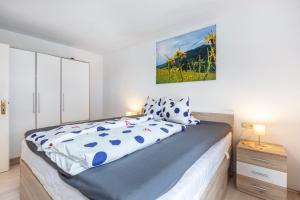 a bedroom with a bed and a painting on the wall at Blütenzauber in Todtnau