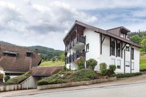 a white house with plants on the side of it at Blütenzauber in Todtnau
