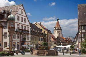 a city street with buildings and a clock tower at Onkel Franz in Ohlsbach