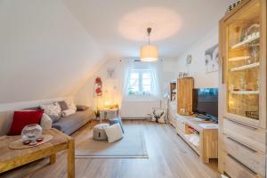 a living room with a couch and a table at Onkel Franz in Ohlsbach