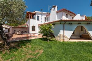 a view of the house from the yard at Villa Eleonora Residence App to 4 in Capoterra