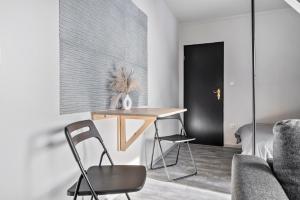 a living room with a table and two chairs at Klein aber fein in Worpswede
