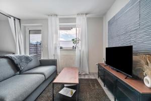 a living room with a couch and a flat screen tv at Klein aber fein in Worpswede