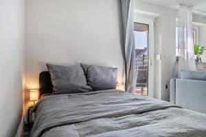 a bedroom with a large bed with a window at Klein aber fein in Worpswede