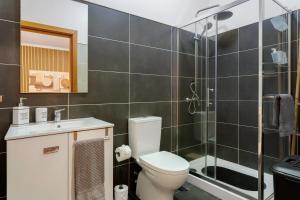 a bathroom with a toilet and a shower at Moradia Casa Feliz in Santa Cruz +20 photos