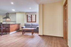 a living room with a couch and a kitchen at Valle del Ibias - Segundo Izquierda in Cecos +18 photos